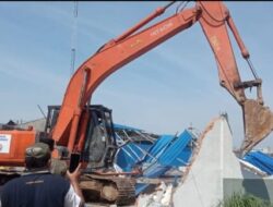 Satpol PP DS Rubuhkan Gudang Tanpa IMB di Lahan PTPN II Sampali