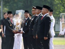 Pj Gubernur Sumut Serahkan Tunggul Kecamatan Terbaik Kategori Kota Tingkat Provinsi