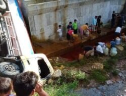 Truk CPO Terperosok ke Sungai Batang Serangan