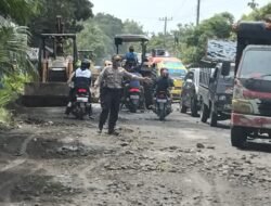 Jalan Protokol Hancur Lebur, Camat Salapian dan PT LNK Turunkan Alat Berat