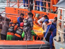Kapal Pariwisata Tujuan Pulau Kalimantung Tenggelam Dihantam Ombak, 3 Wisatawan Meninggal Dunia