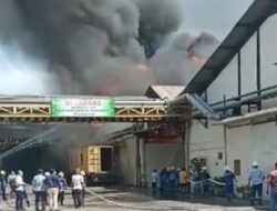Gudang PT Musim Mas di Jl Yos Sudarso Medan Terbakar