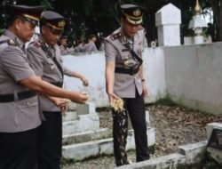 Sambut Hari Bhayangkara ke-78 Wakapolres Langkat Pimpin Upacara Ziarah Makam Pahlawan