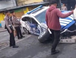 Mobil Dinas Satlantas Polrestabes Medan Ringsek Tabrakan di Jalan Juanda