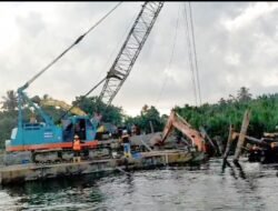 Jembatan Sementara Luaha Moroo Patah, Ekscavator PT Jaya Konstruksi Tenggelam