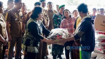 Bupati Karo Didampingi Kadis Sosial Serahkan Bantuan Korban Bencana Kebakaran di Desa Dokan