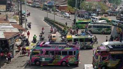 Protes Kebijakan Bobby, Puluhan Sopir Parkirkan Bus di Badan Jalan