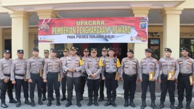 Kapolres Tanjungbalai Berikan Penghargaan kep