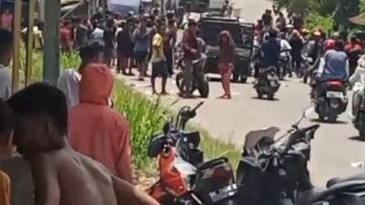 Puluhan Pria Berkelewang Serang Warga Desa Amplas Selambo, Kaca Angkot Dihancurkan dan Sepedamotor Dibakar