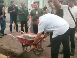 Calon Bupati Deliserdang Asri Ludin Tambunan dan Warga Cor Bahu Jalan Amri Tambunan di Sunggal