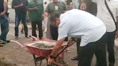 Calon Bupati Deliserdang Asri Ludin Tambunan dan Warga Cor Bahu Jalan Amri Tambunan di Sunggal