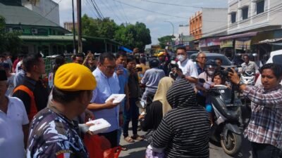 Paslon Bupati Deliserdang Nomor Urut 02 dr Aci-Lom Lom Diserbu Warga saat Bagikan Nasi Gratis