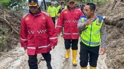 Polrestabes Medan Percepat Pembersihan Material Longsor di Jalur Medan-Berastagi