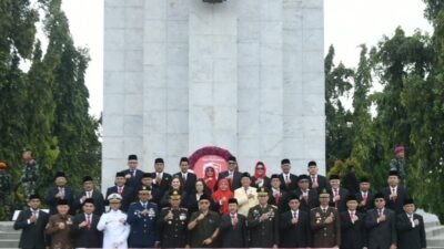 Sekdaprov Sumut Pimpin Upacara Peringati Hari Pahlawan hingga Tabur Bunga