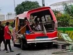 Kejar-kejaran Cari Penumpang, Angkot Rahayu Seruduk Pikap Parkir di Jalan AH Nasution