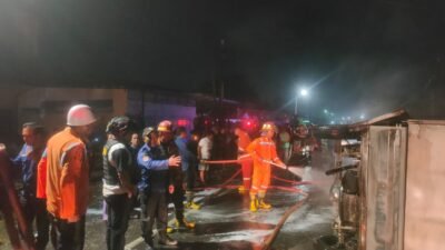 Gercep BPBD Kota Binjai Dalam Pemadaman Mobil Terbakar di Lincun