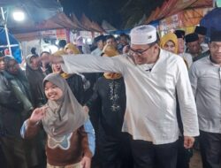Dimalam Penutupan MTQ ke-58: Bupati Asri Ludin Tambunan Diserbu Warga, Anak-Anak Riang Dibalen Jajan
