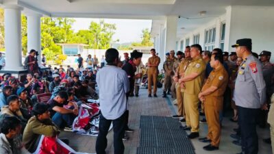 Ratusan Masyarakat Aliansi Gerakan Rakyat Tutup TPL Aksi Damai Ke Kantor DPRD Dan Bupati Taput
