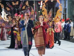 Kenakan Pakaian Adat Batak Toba, Rico Waas & Ketua TP PKK Ikuti Karnaval Budaya APEKSI Surabaya