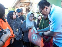 Kunjungi Rumah Korban Bencana Puting Beliung, Bupati Asri Ludin Tambunan Bantu Perbaikan Rumah