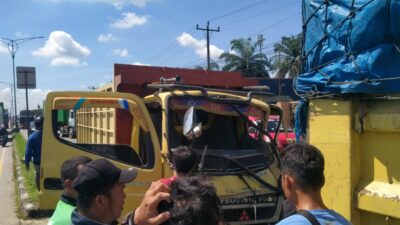 Tadi Pagi Kecelakaan Beruntun Tiga Truk di Amplas, Dua Luka Serius