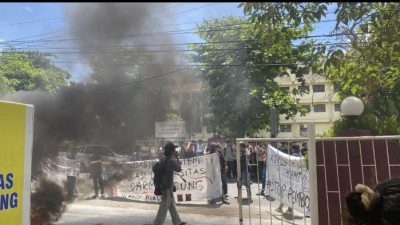 Mahasiswa UDA Demo, Minta Hana Nelsri Kaban Kembalikan Uang Kuliah dan Buka Ruangan yang Digembok
