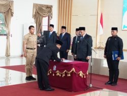 Sentuhan Emosional di Balairung Pasca Pelantikan Pj Sekda; Bupati Asri Ludin Tambunan Dendangkan Lagu “Kamu Gak Sendirian”