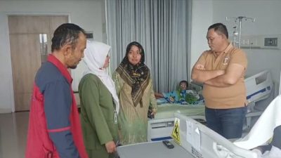 Dahnil Ginting Bantu Perobatan Warga di RS Amri Tambunan, Orangtua Anak Tangis Haru