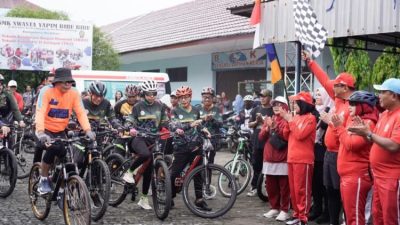 Bupati Asri Ludin Tambunan dan Ratusan Masyarakat Gowes Bareng di Biru-Biru
