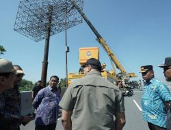 Komit Pada Visi-Misi Tingkatkan PAD, Bupati Asri Ludin Tambunan Pimpin Pembongkaran Billboard Tanpa Izin di Kuala Namu