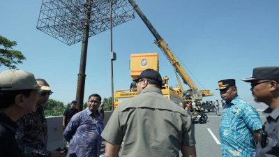 Komit Pada Visi-Misi Tingkatkan PAD, Bupati Asri Ludin Tambunan Pimpin Pembongkaran Billboard Tanpa Izin di Kuala Namu