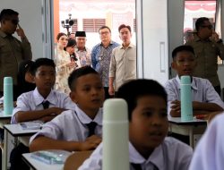 Didampingi Asri Ludin Tambunan, Wapres Gibran Janjikan Laptop Usai Tinjau Sekolah Rakyat di Deliserdang