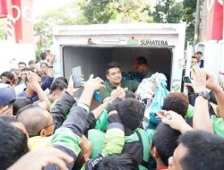 Gubernur Bobby Nasution Bagikan Sembako Kepada Driver Ojol dan Warga Medan