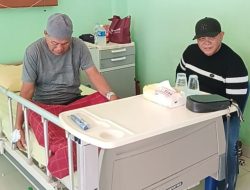 Jenguk Warga Sakit, Ngatirin Sebut Dahnil Ginting Sosok Peduli Masyarakat dan Dermawan