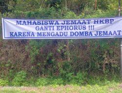 Ramai di Medsos: Spanduk Bertuliskan Mahasiswa Jemaat HKBP, Ganti Ephorus Karena Mengadu Domba Jemaat