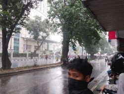 Hujan Deras Tak Surutkan Semangat Mahasiswa dan Masyarakat, Ribuan Massa Bergerak ke Kantor Walikota Medan
