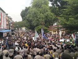 Gedung DPRD Binjai Diguncang Gelombang Aksi, Ribuan Massa Teriakkan “Bubarkan DPR, RIP Affan Kurniawan!”