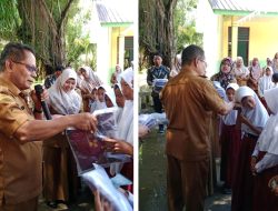 Plt Kadisdik Langkat Bagikan Baju Sekolah Gratis Dan Uang Saku Kepada Siswa SD