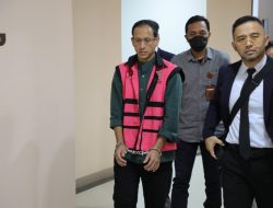 Mantan Mendikbud Nadiem Makarim Tersangka, Berompi Tahanan dan Tangan Diborgol