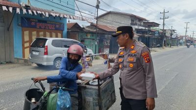 Jumat Berkah, Kapolsek Teluk Nibung Bagikan Nasi Kotak