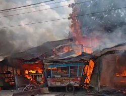 9 Kios Terbakar di Delitua, 2 Pedagang Dilarikan ke Rumah Sakit