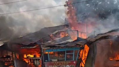9 Kios Terbakar di Delitua, 2 Pedagang Dilarikan ke Rumah Sakit