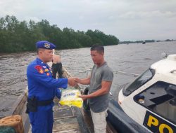 Jumat Berkah, Sat Polair Polres Tanjungbalai Berbagi Rezeki