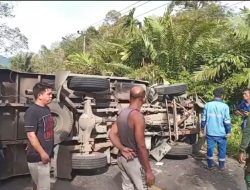 Truk Terbalik Melintang di Badan Jalan, Arus Tapsel-Sibolga Lumpuh Total
