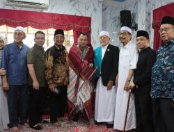 Kebersamaan dalam Keberagaman, Kapolrestabes Medan Disematkan Ulos di Ponpes Al Kautsar