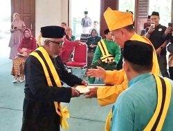 Seri Sultan Harimugaya Abdul Djalil Rahmadsyah Anugrahi Azhari A.M Sinik Gelar Datuk Panglima Warta Diraja