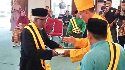 Seri Sultan Harimugaya Abdul Djalil Rahmadsyah Anugrahi Azhari A.M Sinik Gelar Datuk Panglima Warta Diraja