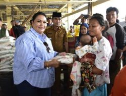 Warga Terdampak Banjir di Tapteng Mulai Terima Bantuan