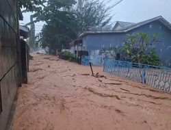 Sungai Aek Doras Sibolga Meluap Rendam Permukiman Warga