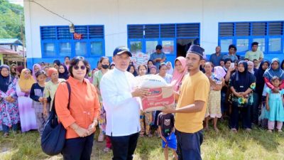 Wakil Bupati Bersama Relawan Salurkan Bantuan ke Warga Hajoran